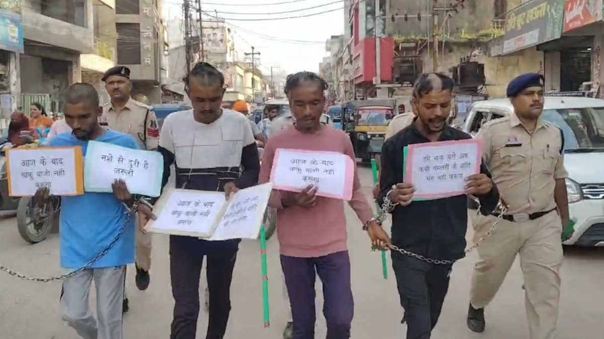 पिता-पुत्र पर चाकू से हमला करने वाले एक नाबालिग सहित पांच गिरफ्तार, आरोपियों का सिर मुड़ाकर पुलिस ने निकाला जुलूस…