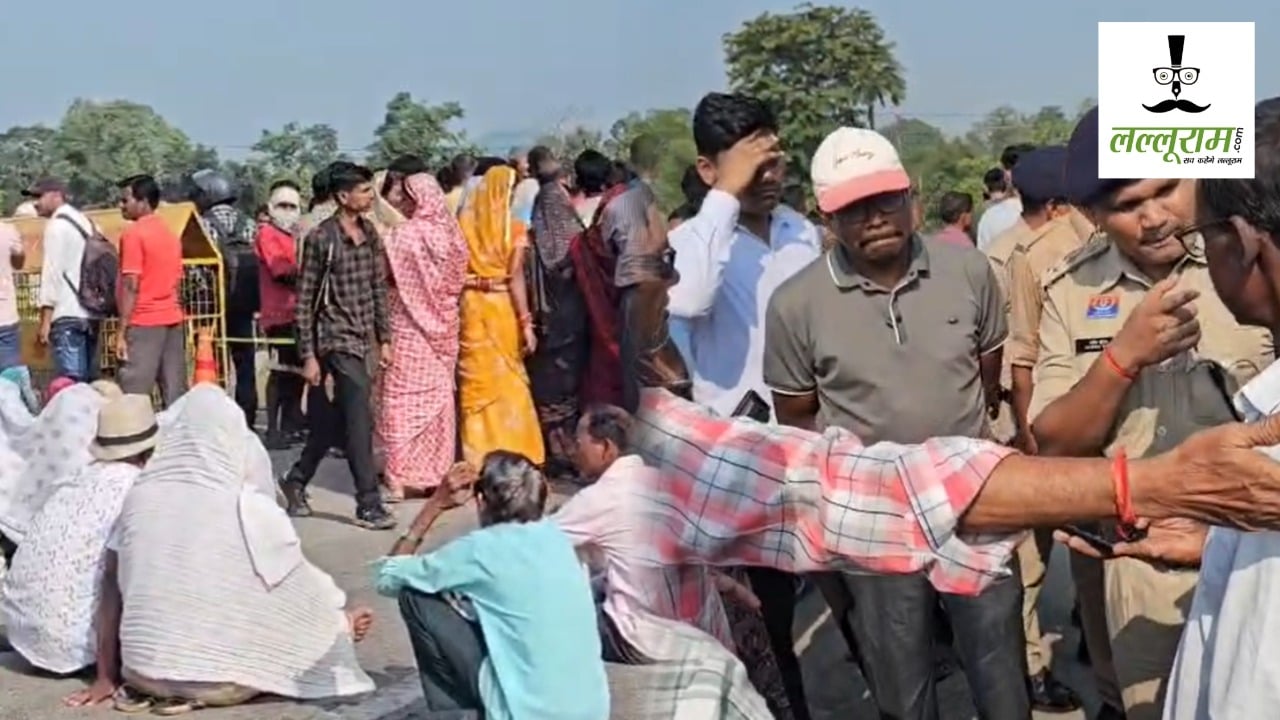 CG News : सड़क दुर्घटना में 2 युवकों की मौत, गुस्साए ग्रामीणों ने बाईपास मार्ग पर किया चक्काजाम, जानिए मांगे