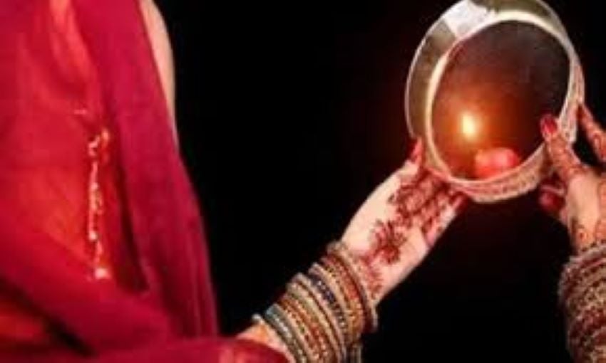 करवा चौथ का व्रत और प्रेमी से मुलाकात! अचानक कमरे पर पहुंचा पति, फिर जो हुआ उड़ा देगा आपके होश
