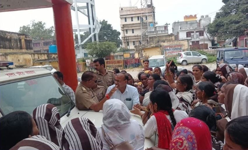 कासगंज में अचानक क्यों भड़क उठीं आशा कार्यकर्ता? जोरदार प्रदर्शन के बाद प्रशासन को आखिर क्यों देना पड़ा ‘लिखित’ आश्वासन
