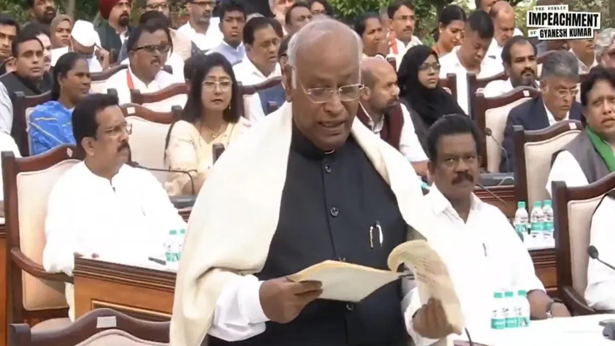 CEC ज्ञानेश कुमार के खिलाफ INDIA गठबंधन का ‘जन-महाभियोग’, मॉक संसद में बोले खरगे – खतरे में है वोट का अधिकार