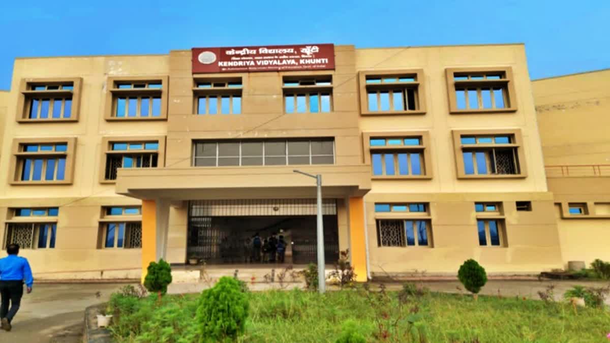 Khunti News : खूंटी में शैक्षणिक भ्रमण से लौटे 30 बच्चे बीमार, उल्टी-दस्त और तेज बुखार की शिकायत, स्वास्थ्य विभाग अलर्ट