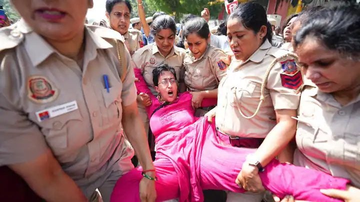 CEC ज्ञानेश कुमार के खिलाफ प्रदर्शन: दिल्ली पुलिस ने दर्ज की 3 FIR, 1,000 से ज्यादा लोग हिरासत में