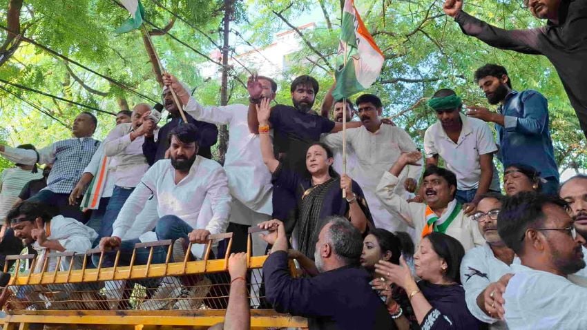 लखनऊ में सिर पर मटका रखकर सड़कों पर उतरे कांग्रेसी, प्रदेश अध्यक्ष समेत कई कार्यकर्ता हिरासत में