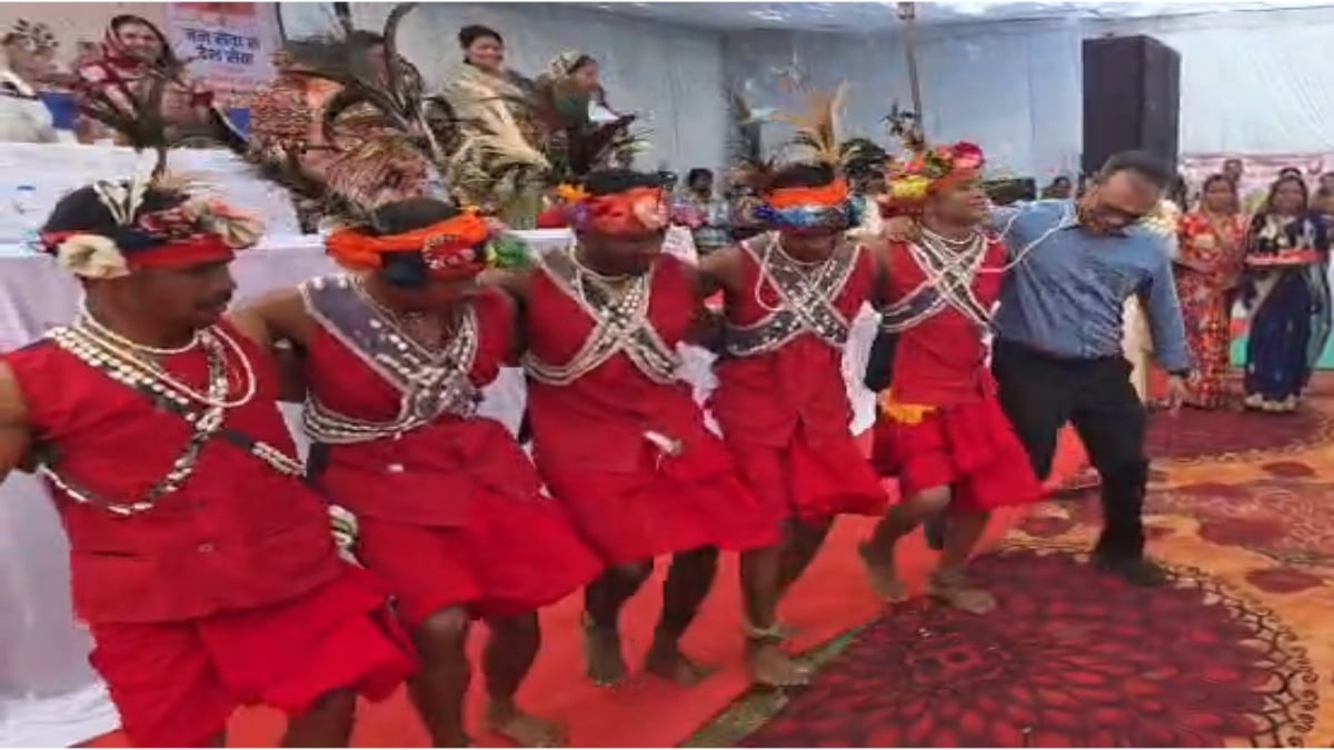 सेवा संकल्प अभियान: स्वागत देखकर खुद को रोक नहीं पाए कलेक्टर, गाजे-बाजे की धुन पर ग्रामीणों के साथ किया मांदरी नृत्य