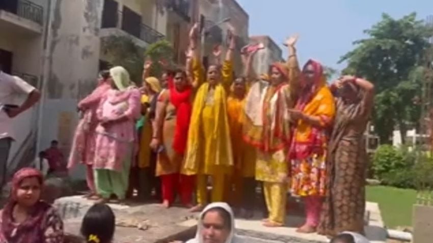 बुलडोजर पर भारी पड़ा ढोलक-मंजीरा! मेरठ में महिलाओं के ‘भजन सत्याग्रह’ के आगे झुका MDA