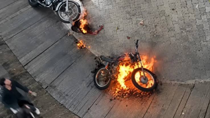 जमशेदपुर में मौत के कुएं में बड़ा हादसा: स्टंट के दौरान युवती की बाइक बनी आग का गोला, नीचे गिरकर झुलसी