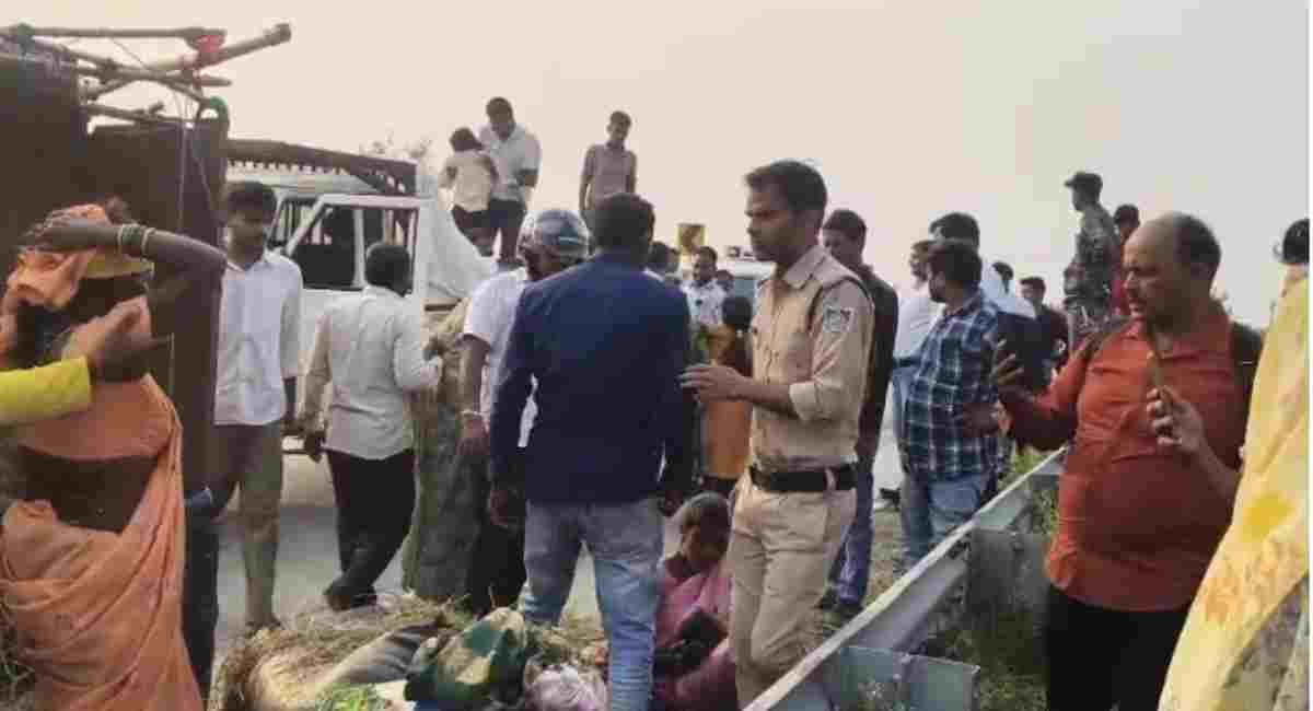 MP में दर्दनाक सड़क हादसे: जबलपुर में बाइक की भिड़ंत से बच्ची की मौत, ओरछा में तीर्थयात्रियों से भरा ट्रैक्टर पलटा, 13 घायल
