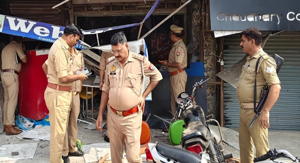 जोरदार धमाका और ढह गई दीवार: पिज्जा हट में फटा सिलिंडर, खौफनाक हादसे में 5 लोग झुलसे 3 की हालत बेहद नाजुक