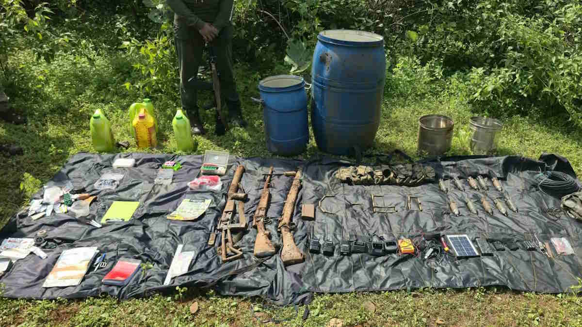 पुलिस ने खोद निकाला जंगल में जमीन के नीचे दबा माओवादियों का हथियार-विस्फोटक डंप, वारदातों में किया जाता इस्तेमाल
