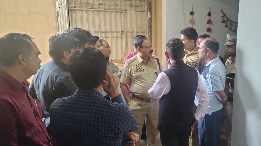 23वीं मंजिल से अचानक नीचे आ गिरे बाप-बेटे… गीली रेलिंग की एक गलती और खत्म हो गई दो जिंदगियां
