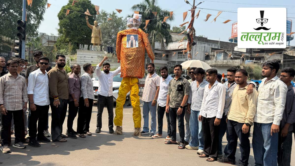 केंद्र सरकार के खिलाफ NSUI का विरोध प्रदर्शन: PM मोदी और CEC ज्ञानेश कुमार का पुतला फूंका, कहा- लोकतांत्रिक मूल्यों और जनता के अधिकारों की जारी रहेगी लड़ाई