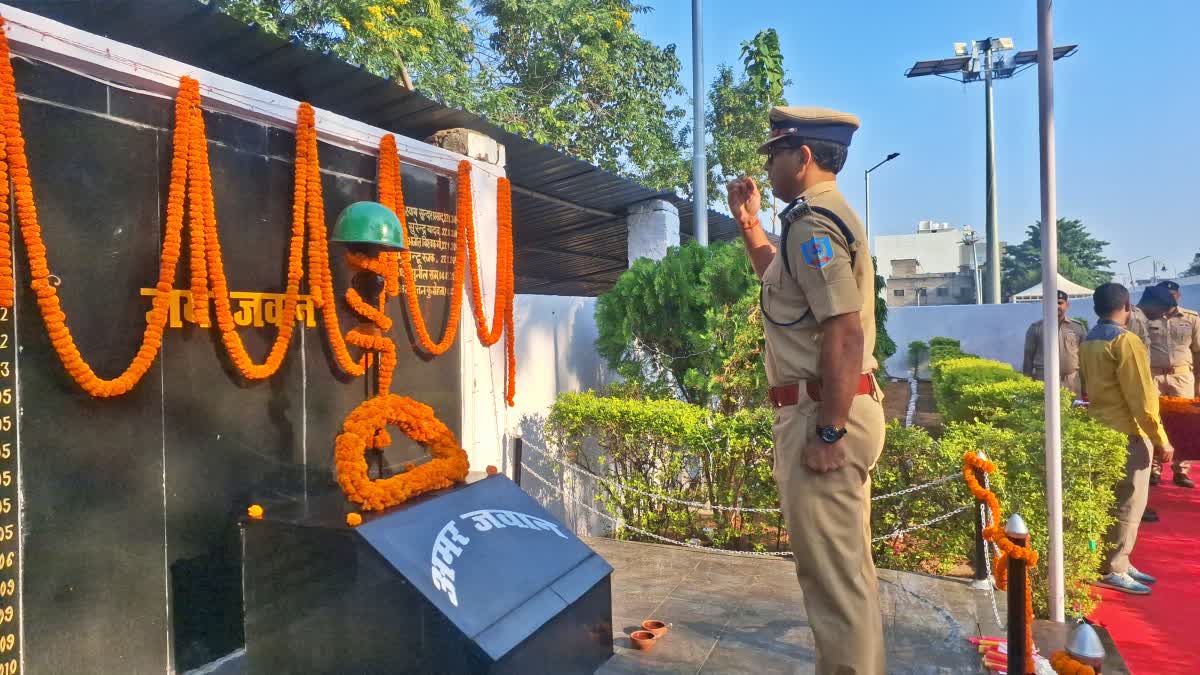 Jharkhand News: पलामू में 25 शहीद जवानों को किया गया नमन, DIG किशोर कौशल बोले- शहीद परिवारों के साथ खड़ा है पुलिस परिवार