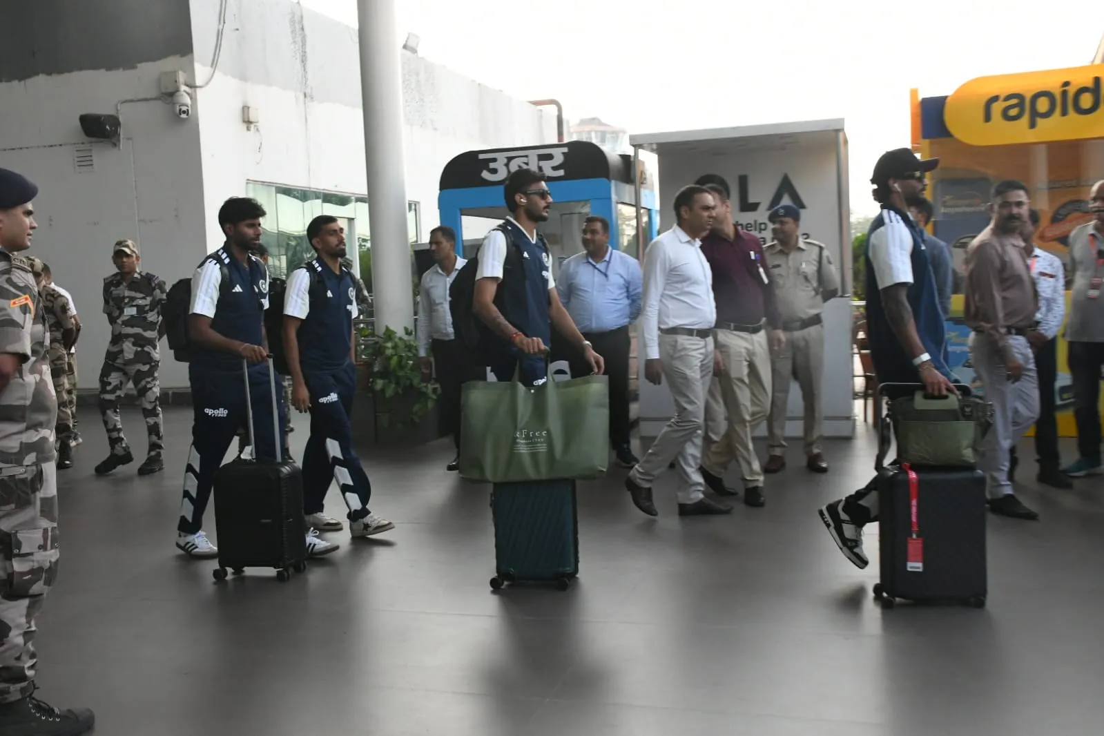 Ranchi T20: बिरसा मुंडा एयरपोर्ट पर उतरीं भारत-वेस्टइंडीज की टीमें, खिलाड़ियों की एक झलक को बेताब दिखे फैंस, 9 अक्टूबर को होगा महामुकाबला