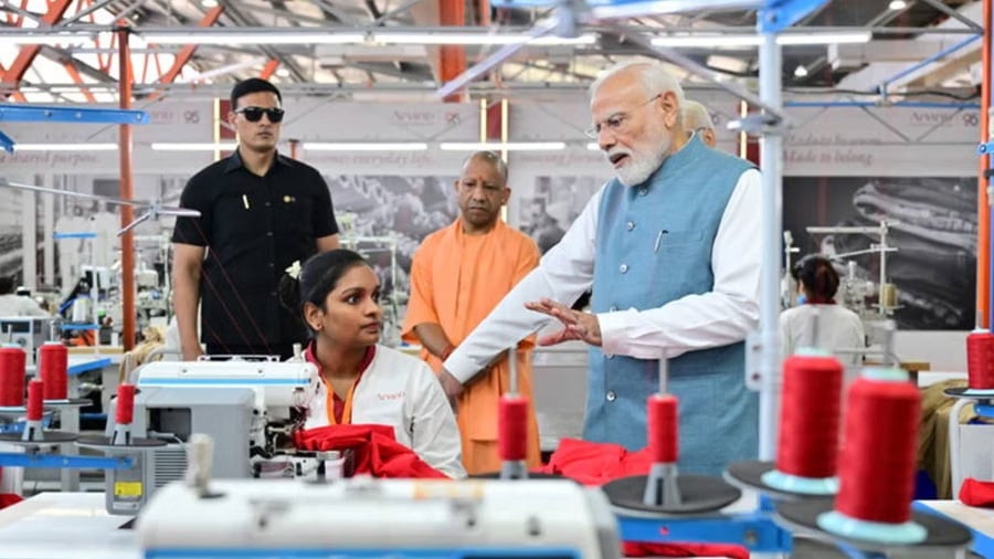 पीएम मोदी का काशी दौरा: 150 करोड़ रुपये की गारमेंट फैक्टरी का भव्य लोकार्पण, हजारों लोगों के लिए खुले रोजगार के द्वार