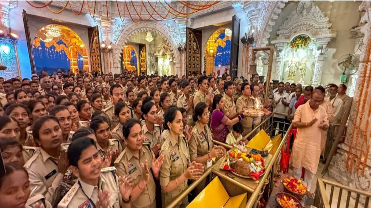 नवरात्रि ड्यूटी के बाद राजनांदगांव पुलिस ने मां बम्लेश्वरी के दरबार में की आरती, पुलिस बैंड ने दी शानदार प्रस्तुति