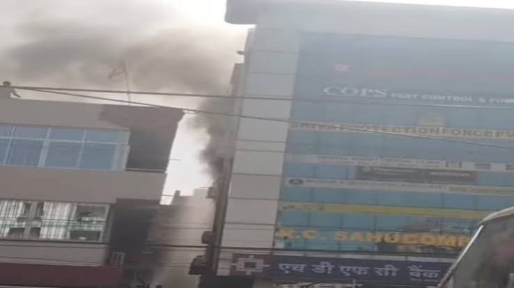 रांची में HDFC बैंक की इमारत में भीषण आग, ऊपरी हिस्से से उठीं लपटें, दमकल की कई गाड़ियां मौके पर