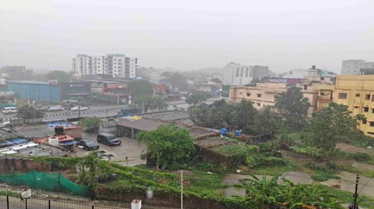 Ranchi Weather Update: दुर्गा पूजा के बीच रांची में बदला मौसम, तेज हवा के साथ बारिश, पंडालों में उमड़ी भीड़ पर पड़ सकता है असर