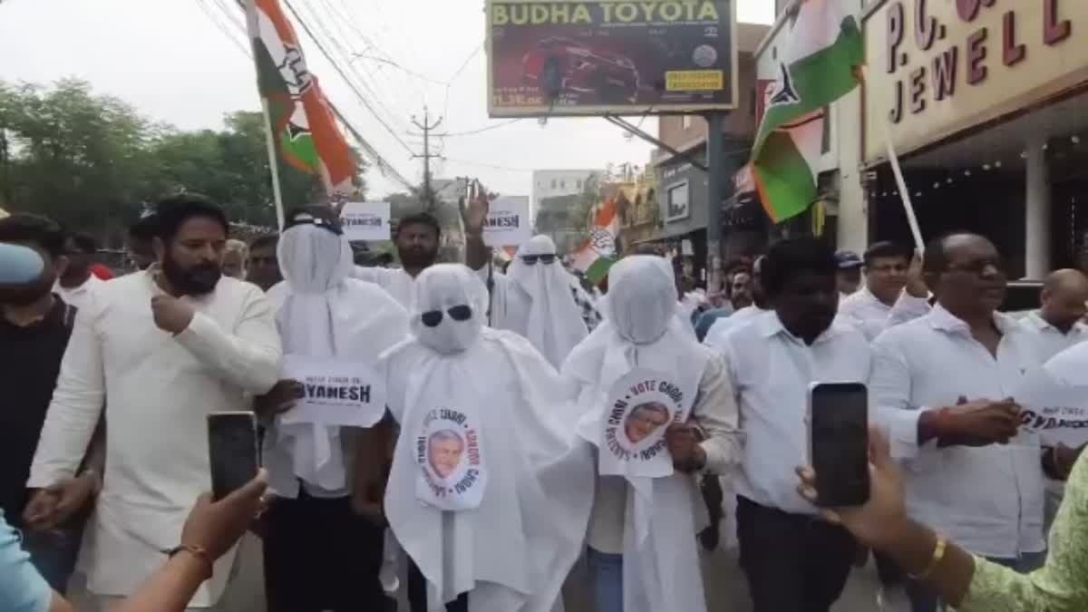 Ranchi News: CEC ज्ञानेश कुमार के इस्तीफे की मांग पर रांची में कांग्रेस का प्रदर्शन, समाहरणालय के बाहर फूंका पुतला