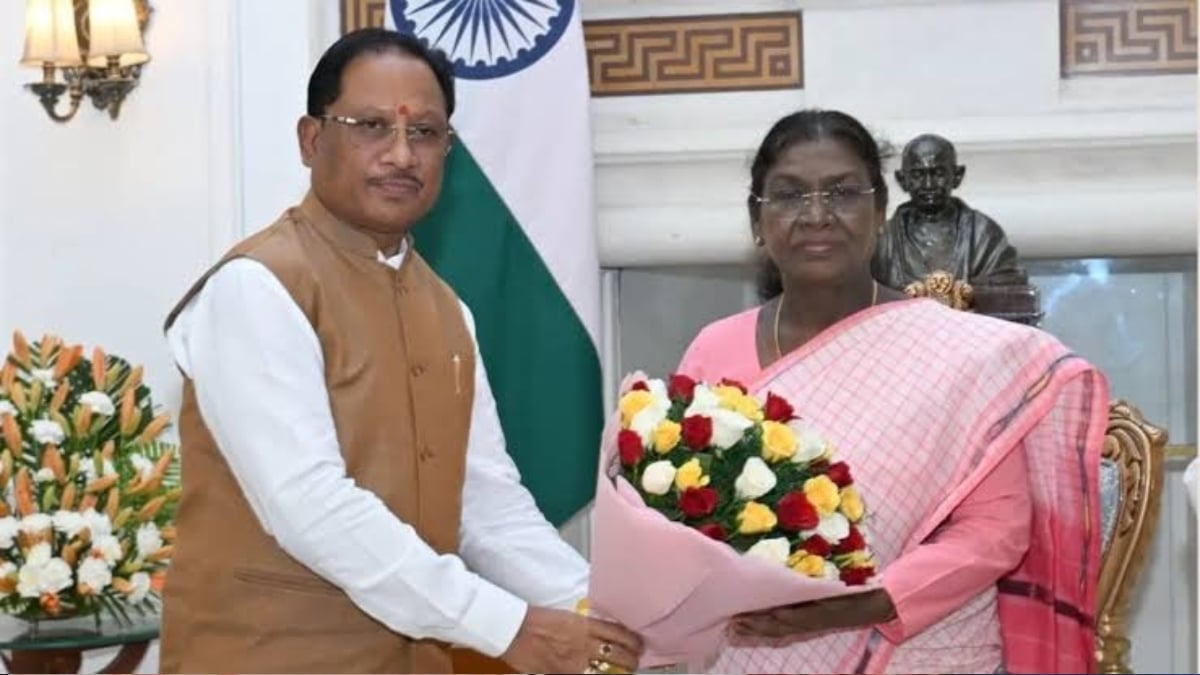राष्ट्रपति द्रौपदी मुर्मू पहुंची रायपुर, CM साय ने किया स्वागत, जानिए किन कार्यक्रमों में होंगीं शामिल