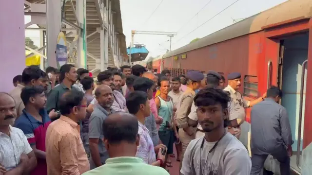Chakradharpur News: समरसता एक्सप्रेस के टॉयलेट में मिला यात्री का शव, गमछे के सहारे लटका मिला व्यक्ति, पहचान में जुटी जीआरपी