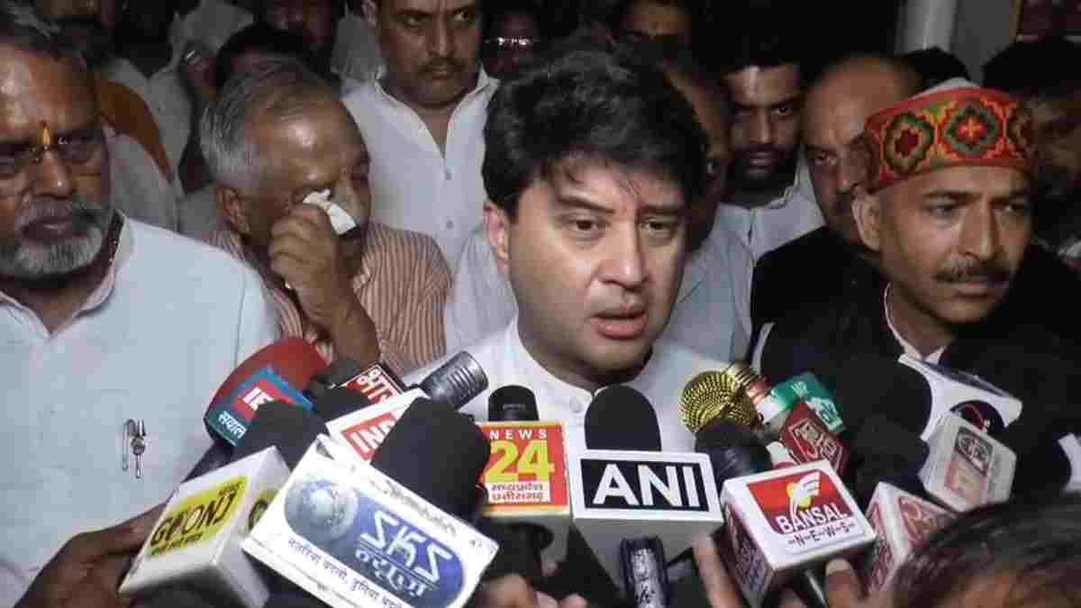 ये क्या तमाशा है… ट्रामा सेंटर में ग्रीन कार्पेट लगाने पर भड़के मंत्री सिंधिया, घायल श्रद्धालुओं से मिलने पहुंचे थे अस्पताल