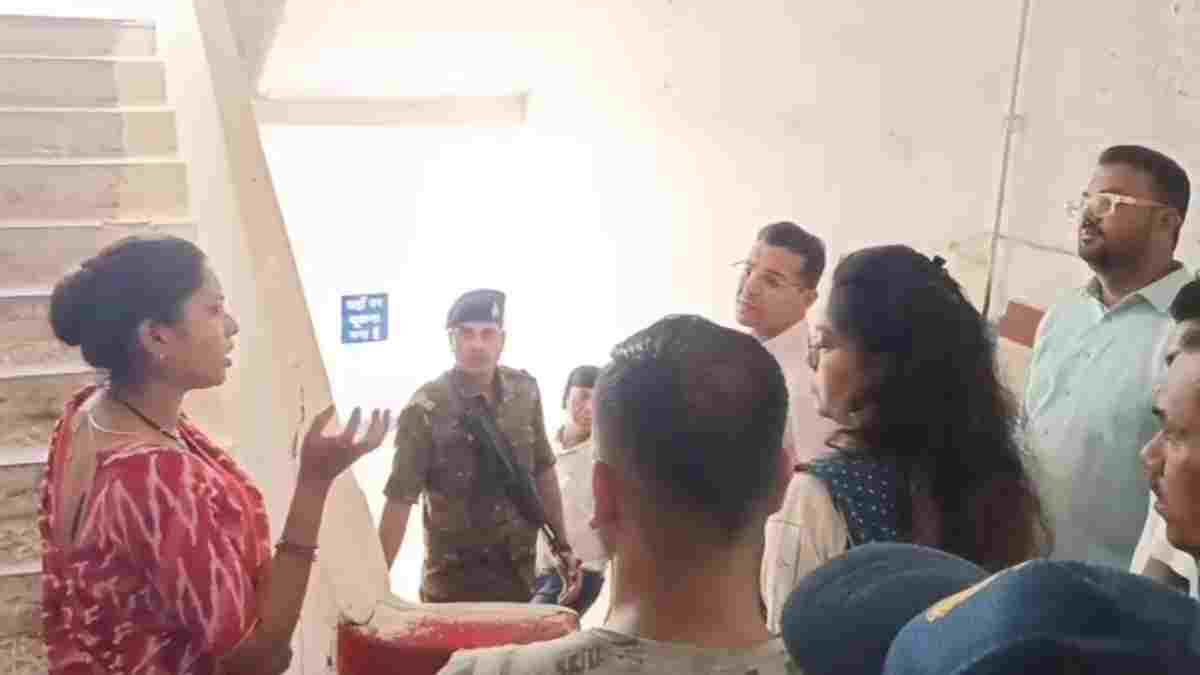 कलेक्टर के सामने महिला ने खोली जिला अस्पताल की पोल, बोली- रात में बिना बताए आइए, तब पता चलेगी हकीकत