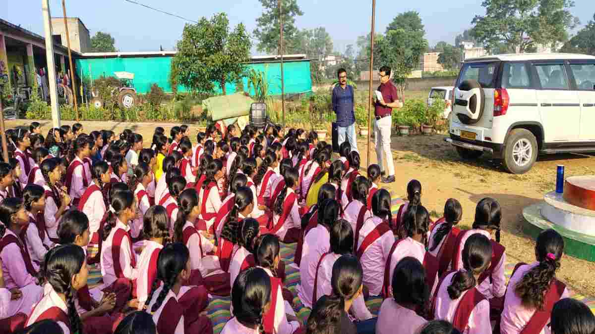 दिल्ली-मुंबई के बाद शहडोल में भी Gen Alpha का हल्लाबोल: सुबह 4 बजे हॉस्टल से निकलीं 32 छात्राएं, 16 KM पैदल चलकर कलेक्टर से मिलने पहुंचीं; दो महीने में पांचवीं घटना