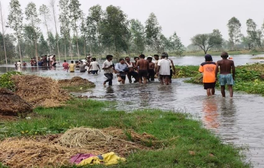 काल बनकर टूटा बाढ़ का कहर! सीतापुर में आंखों के सामने पिता-बेटा तीन जिंदगियां लील गया सैलाब