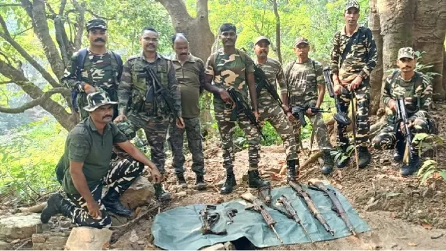 Kharsawan News: जंगल-पहाड़ी इलाके में सुरक्षा बलों की बड़ी कार्रवाई, SSB-पुलिस ने बरामद किया हथियारों का जखीरा