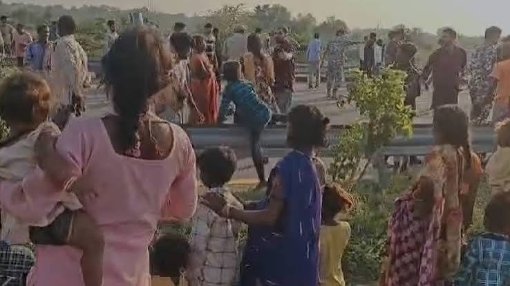 पूर्वांचल एक्सप्रेसवे पर बड़ा हादसा: अचानक पलटी तेज रफ्तार बस, 25 यात्री घायल; 10 की हालत नाजुक