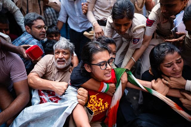 नेहा बोरा भी हिरासत में ली गईं, प्रधानमंत्री के समर्थक भी कनॉट प्लेस पहुंचे; लगे मोदी-मोदी के नारे