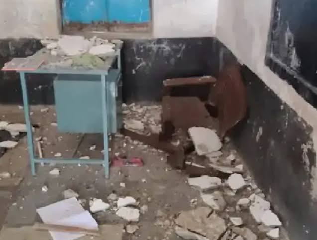 Udaipur School News: 32 बच्चों के बीच अचानक गिरी छत, तीन छात्र घायल, जर्जर स्कूल भवन देखकर प्रशासन ने लगाया ताला