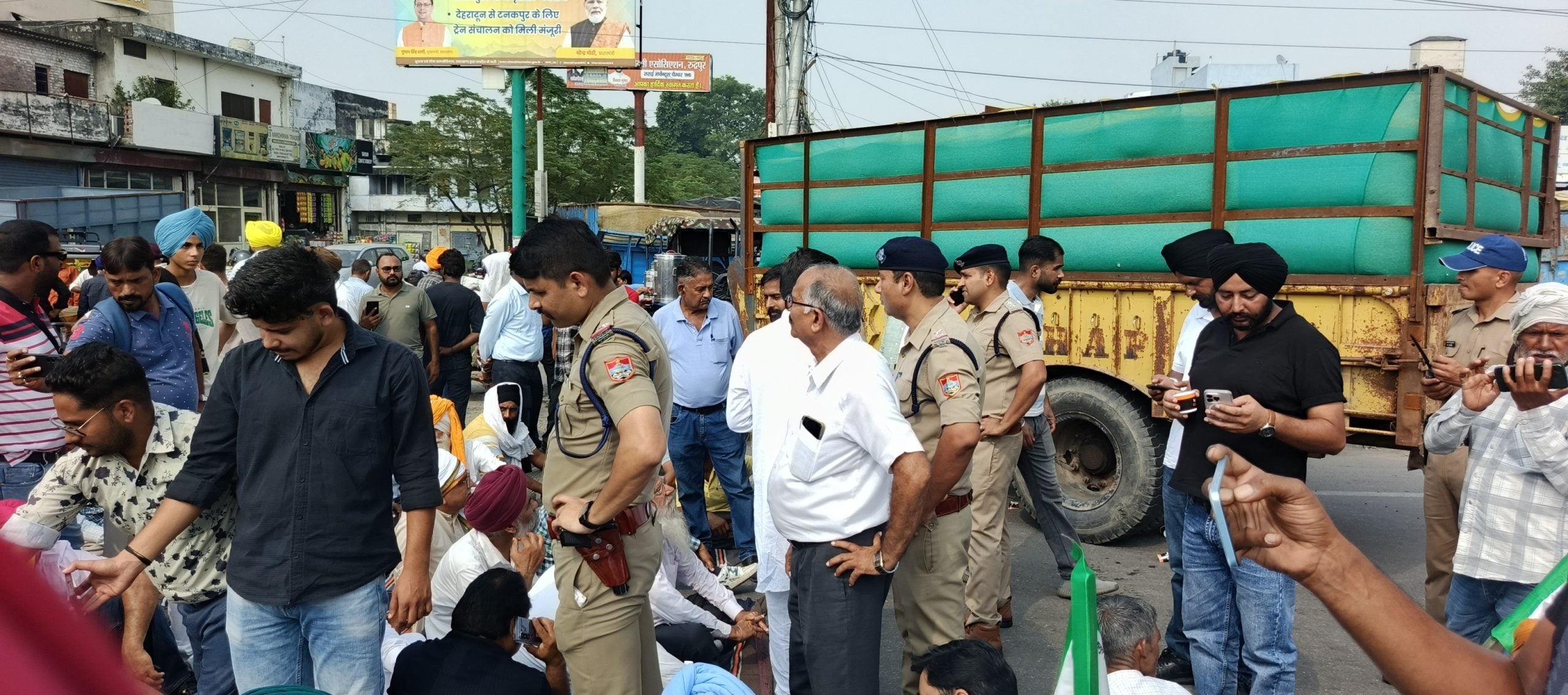 रुद्रपुर में भड़का किसानों का गुस्सा! धान खरीद न होने पर हाईवे किया चक्काजाम, भारी पुलिस बल तैनात