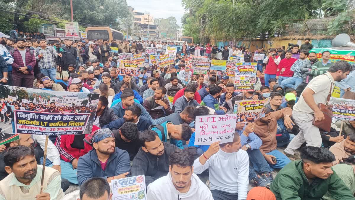 देहरादून की सड़कों पर उतरे युवा! सचिवालय घेराव करने निकले बेरोजगार, भर्तियों को लेकर बढ़ी तनातनी