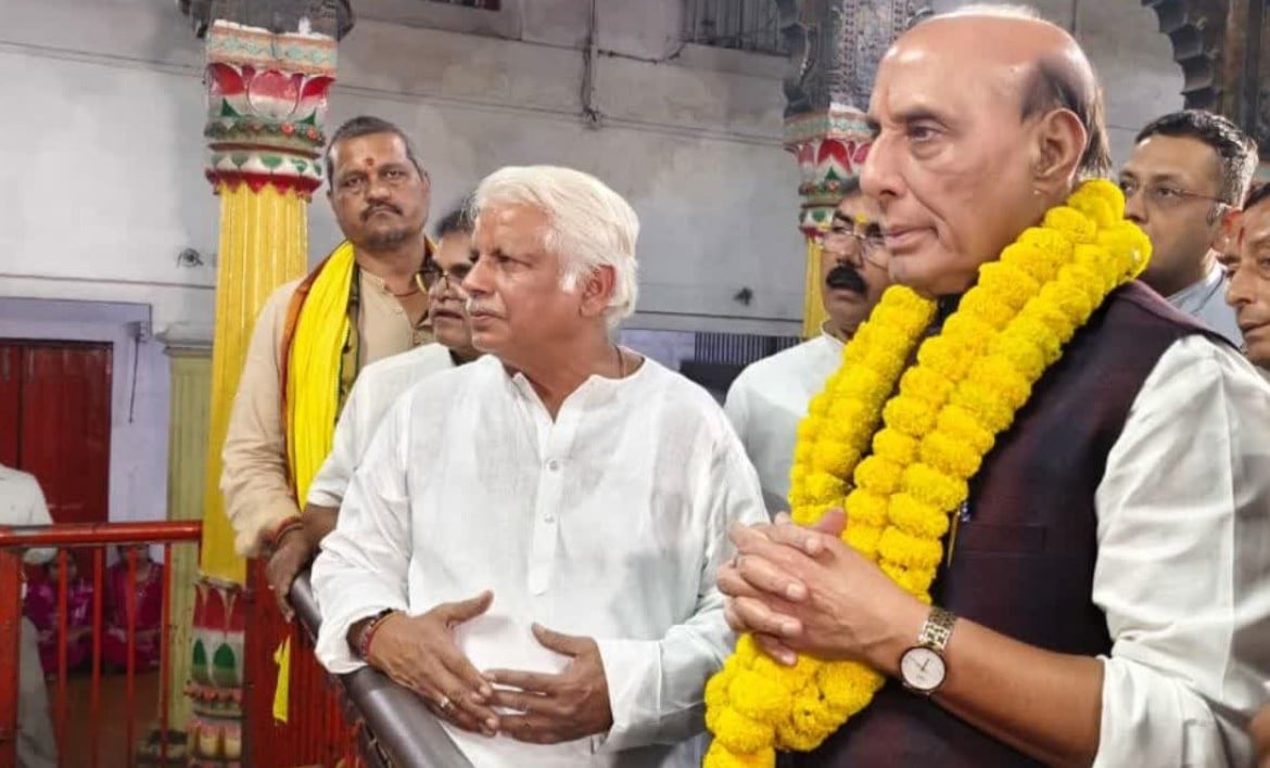 काशी पहुंचे रक्षा मंत्री: संकट मोचन दरबार में माथा टेक मांगी मन्नत, तस्वीरें सोशल मीडिया पर वायरल