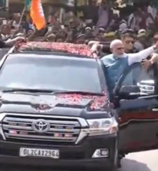 ‘हर-हर महादेव’ के जयकारों से गूंजी काशी: समर्थकों का प्यार देख PM मोदी ने बीच रास्ते रुकवा दिया काफिला