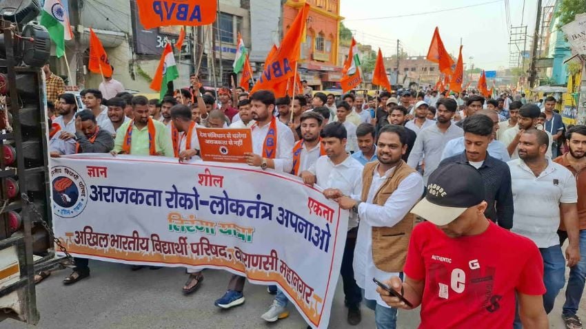 काशी विद्यापीठ में ABVP की तिरंगा यात्रा, जालौन में CJP का पुतला फूंका