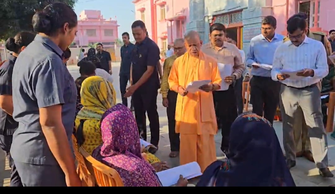 गोरखपुर में जनता दर्शन: CM योगी ने सुनीं फरियादें, लोगों को दिया न्याय का भरोसा